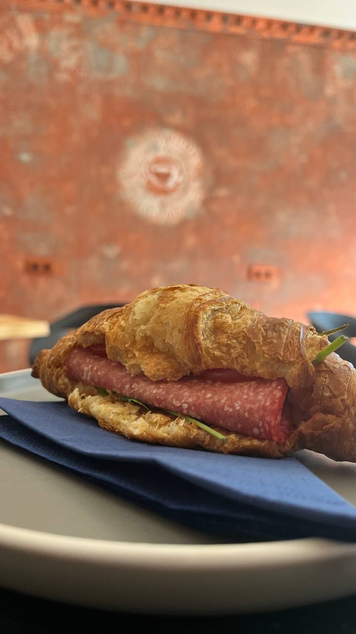 Croissant mit Hähnchenbrustschinken